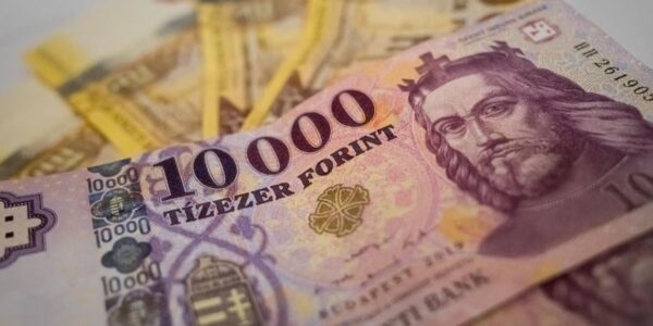 Угорський форинт почав різко дорожчати