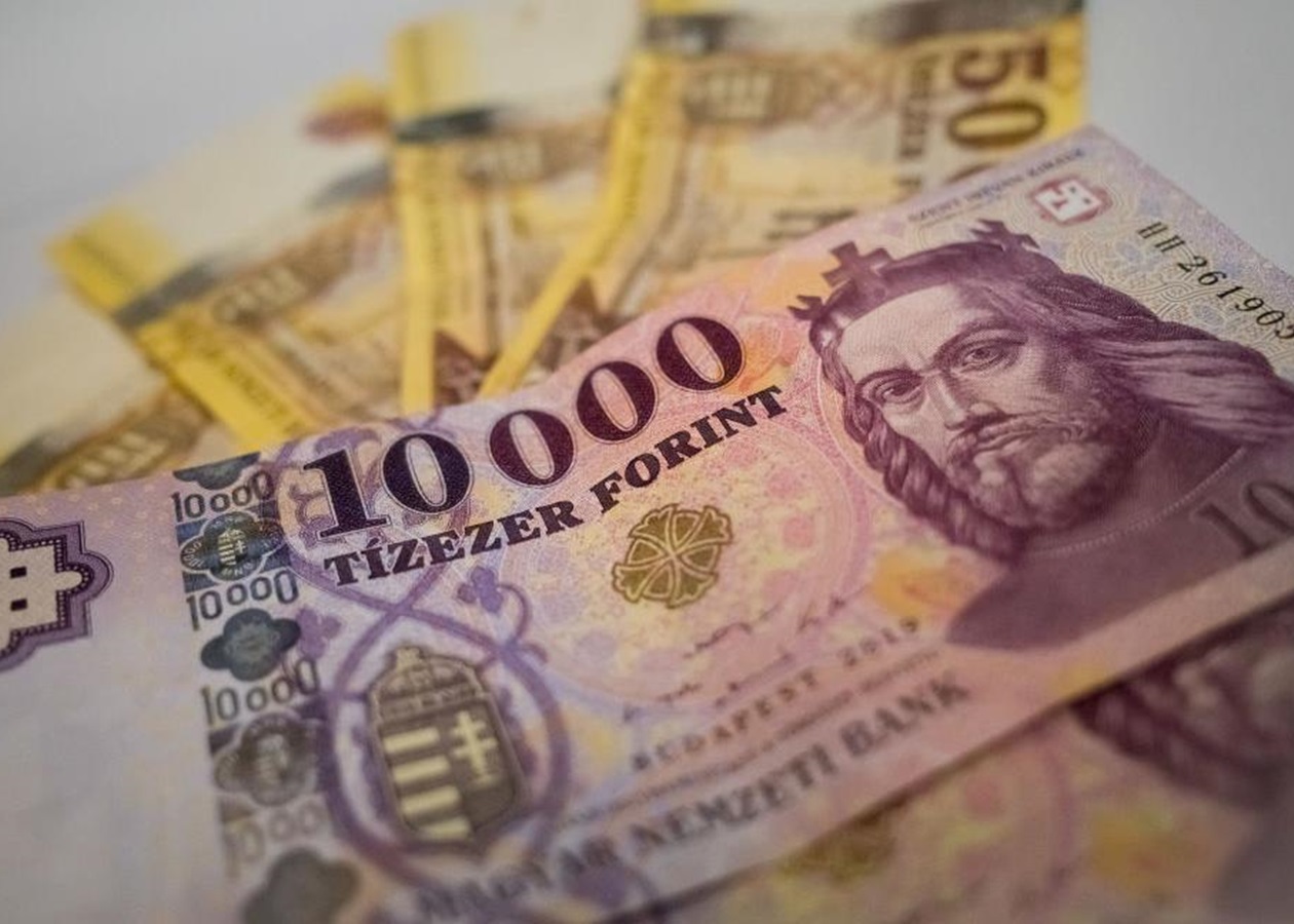 Угорський форинт почав різко дорожчати