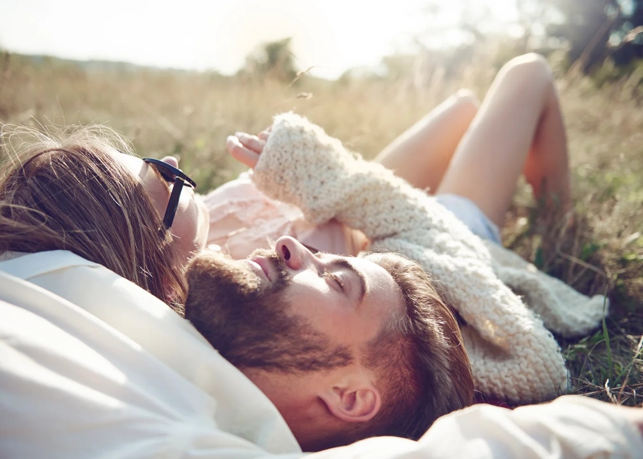 Любов чи вирок: як розпізнати кармічні стосунки та припинити біг по колу