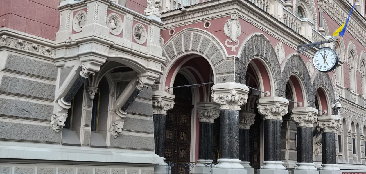 НБУ пом’якшив валютні обмеження для оборонки та військових