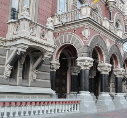 НБУ пом’якшив валютні обмеження для оборонки та військових