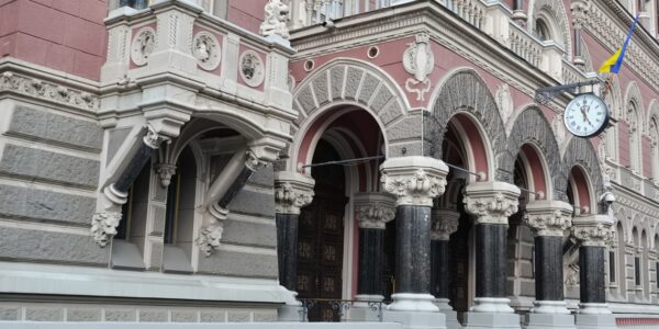 НБУ пом’якшив валютні обмеження для оборонки та військових