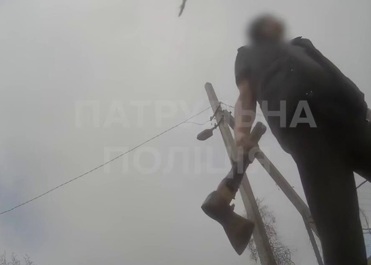 В Запоріжжі чоловік напав на поліцію під час затримання підозрюваного в ДТП