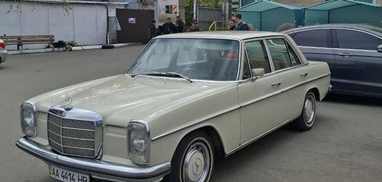 У Києві засвітився Mercedes-Benz W115 1970 року в оригінальному стані