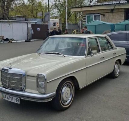У Києві засвітився Mercedes-Benz W115 1970 року в оригінальному стані