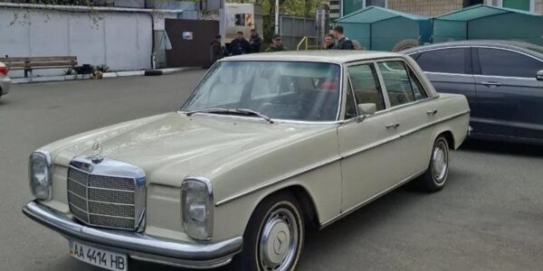 У Києві засвітився Mercedes-Benz W115 1970 року в оригінальному стані