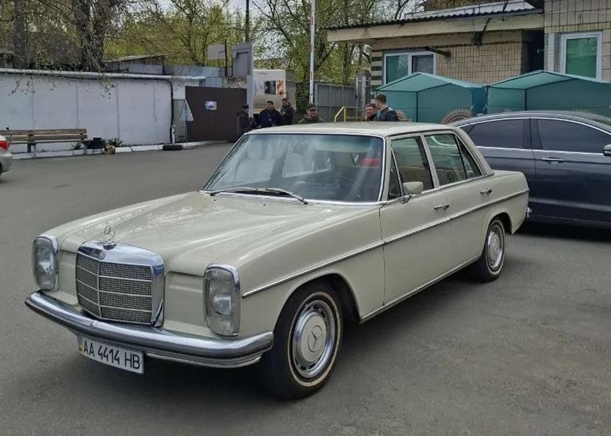 У Києві засвітився Mercedes-Benz W115 1970 року в оригінальному стані