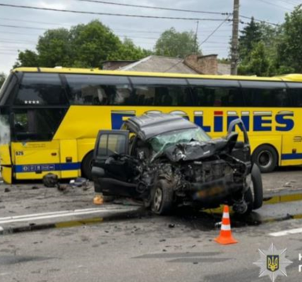 У Борисполі позашляховик зіткнувся з автобусом, є загиблий