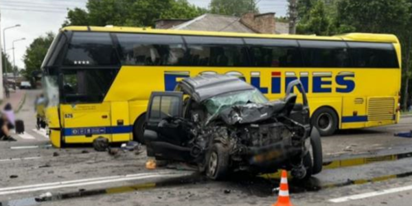 У Борисполі позашляховик зіткнувся з автобусом, є загиблий