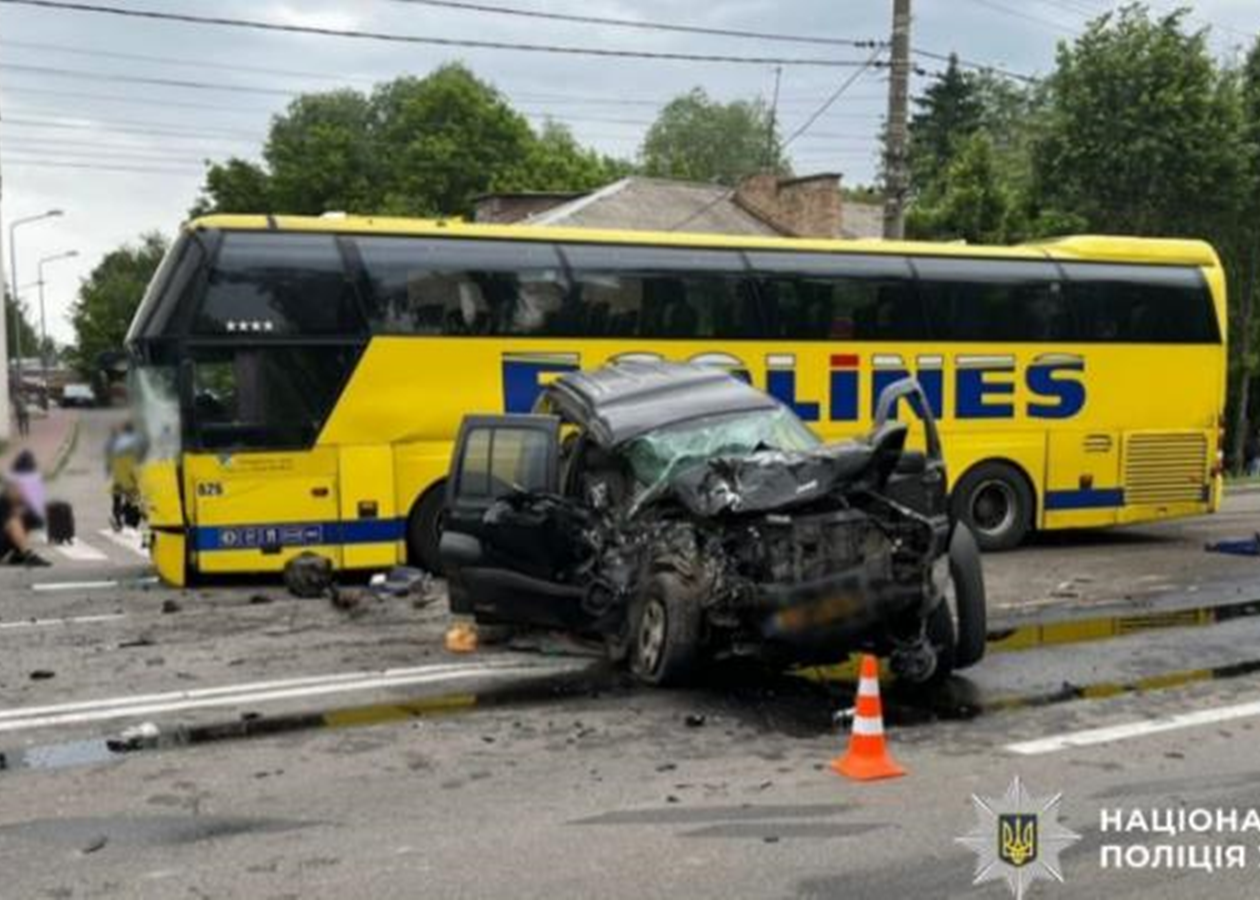 У Борисполі позашляховик зіткнувся з автобусом, є загиблий