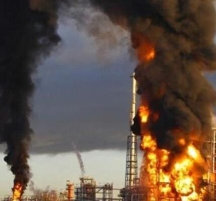 Нафтопереробка у РФ впала до мінімуму з 2009 року через удари дронів - ЗМІ