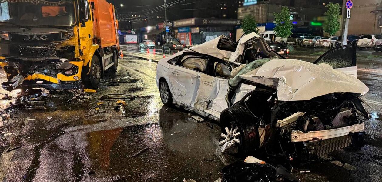 ДТП у Києві: Audi влетіла у вантажівку на зустрічній смузі