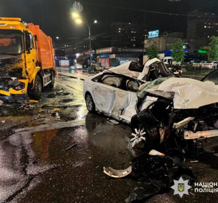 ДТП у Києві: Audi влетіла у вантажівку на зустрічній смузі