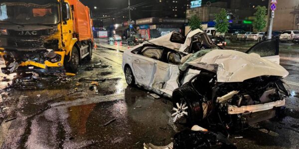 ДТП у Києві: Audi влетіла у вантажівку на зустрічній смузі