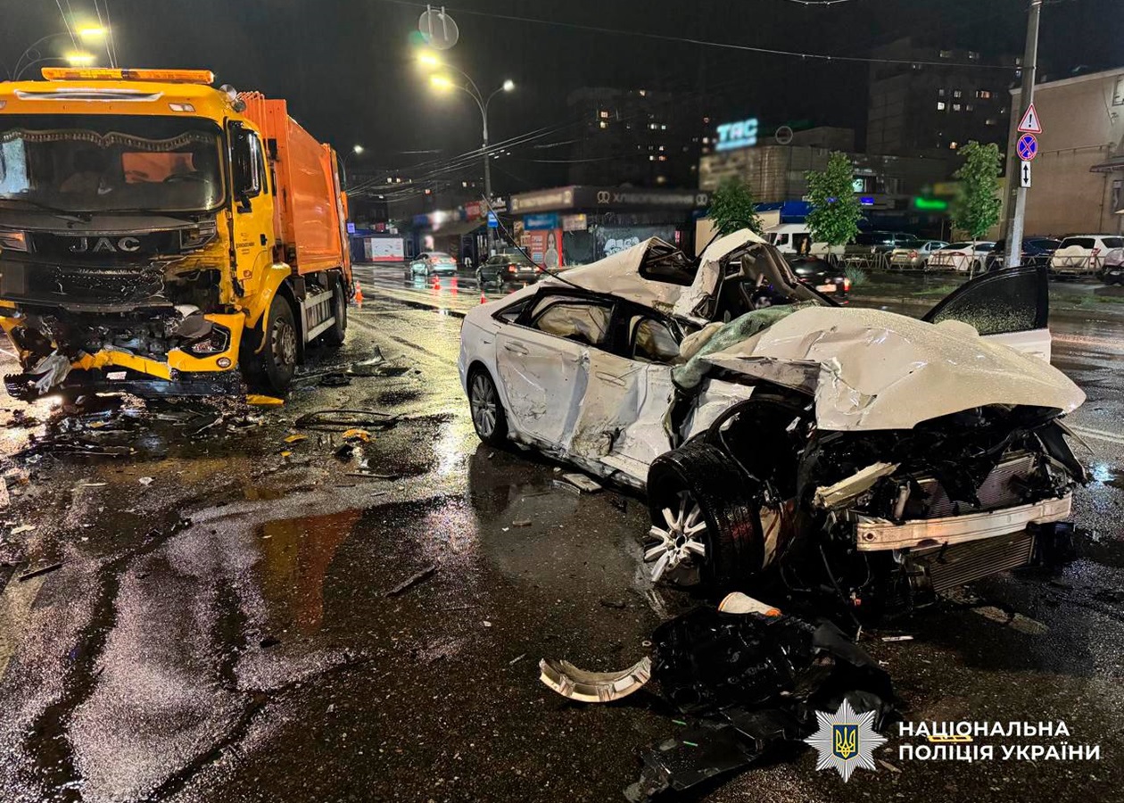 ДТП у Києві: Audi влетіла у вантажівку на зустрічній смузі
