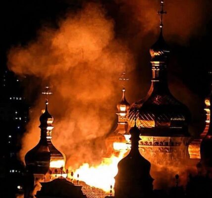 У Києві палають багатоповерхівки і собор в Лаврі