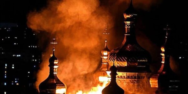 У Києві палають багатоповерхівки і собор в Лаврі