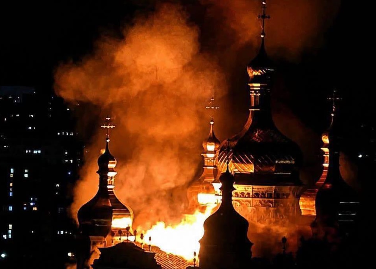 У Києві палають багатоповерхівки і собор в Лаврі