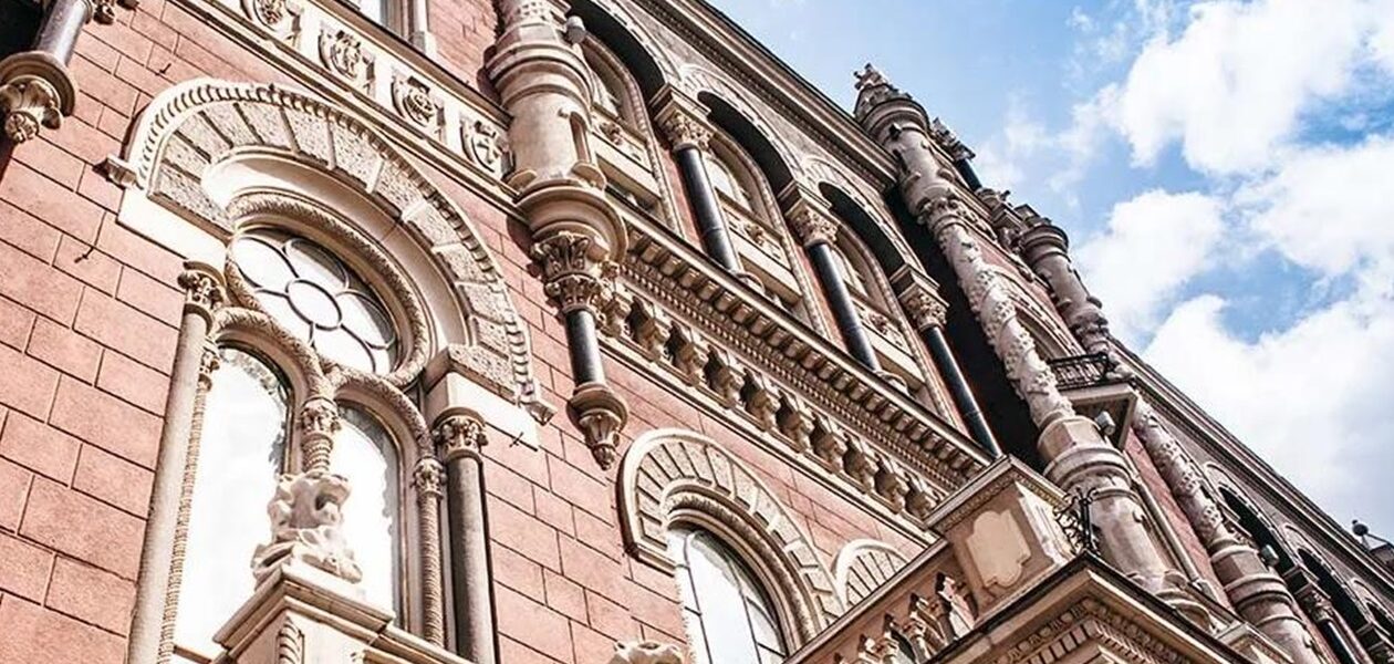 Нацбанк почав знижувати курси долара і євро