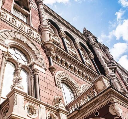 Нацбанк почав знижувати курси долара і євро