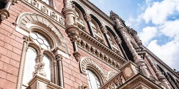 Нацбанк почав знижувати курси долара і євро