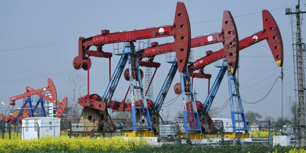 Ціни на нафту падають через переговори Ірану та Оману