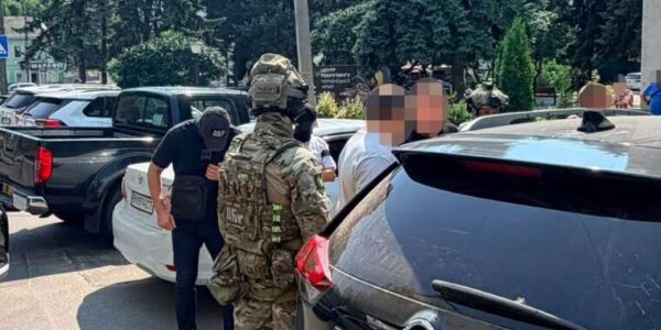 06.08.2026
На Сумщине задержали двух руководителей налоговой, которые требовали 80 тысяч гривен у предпринимателя
ГБР противодействует коррупции в органах государственной власти и разоблачает должностных лиц, которые требуют деньги у предпринимателей.