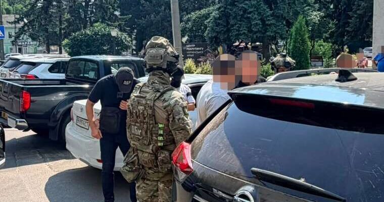 06.08.2026
На Сумщине задержали двух руководителей налоговой, которые требовали 80 тысяч гривен у предпринимателя
ГБР противодействует коррупции в органах государственной власти и разоблачает должностных лиц, которые требуют деньги у предпринимателей.