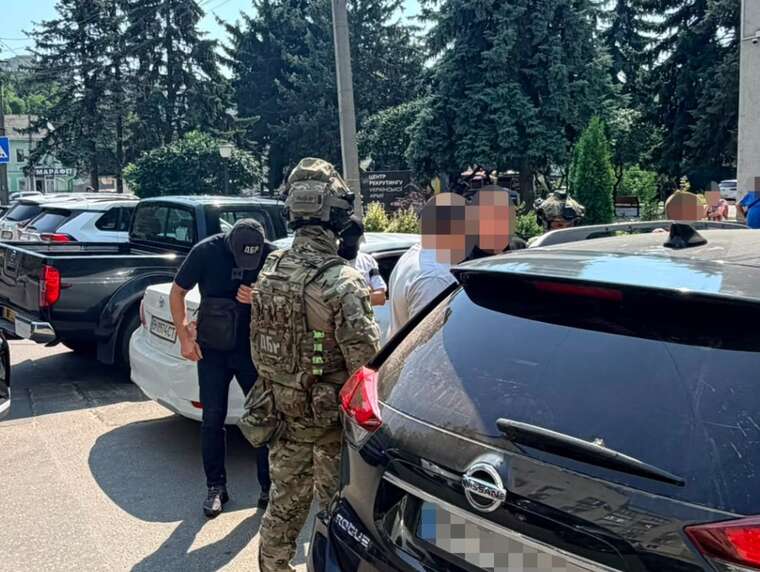 06.08.2026


		На Сумщине задержали двух руководителей налоговой, которые требовали 80 тысяч гривен у предпринимателя
		ГБР противодействует коррупции в органах государственной власти и разоблачает должностных лиц, которые требуют деньги у предпринимателей.