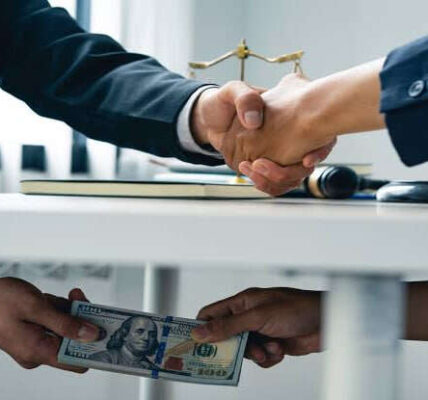 30 тисяч доларів хабаря — 1,36 мільйона гривень штрафу: ексчиновника Луцькради визнали винним