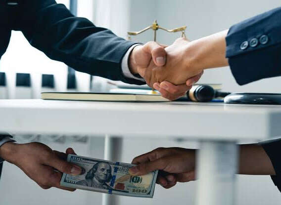 30 тисяч доларів хабаря — 1,36 мільйона гривень штрафу: ексчиновника Луцькради визнали винним