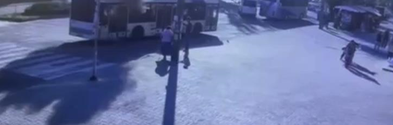 У Запоріжжі FPV-дрон атакував автобус: є поранені