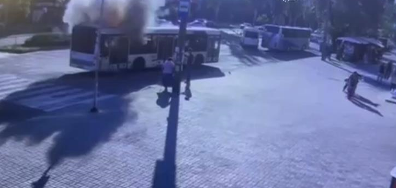 У Запоріжжі FPV-дрон атакував автобус: є поранені