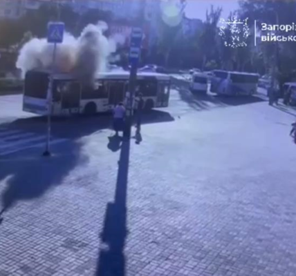 У Запоріжжі FPV-дрон атакував автобус: є поранені