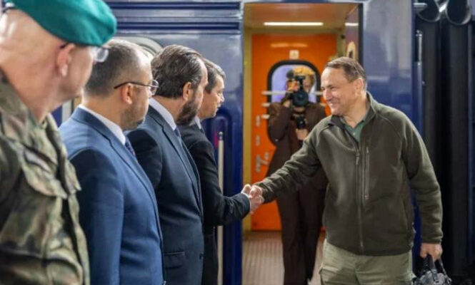Глава МЗС Польщі Сікорський прибув до Києва