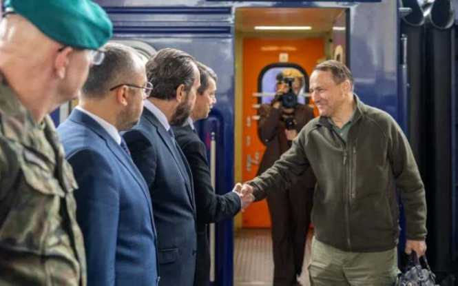 Глава МЗС Польщі Сікорський прибув до Києва