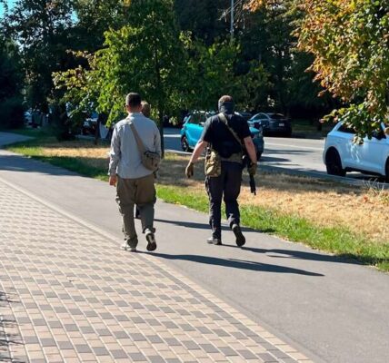 У Дніпровському районі Києва триває спецоперація після стрілянини між СБУ та ГУР