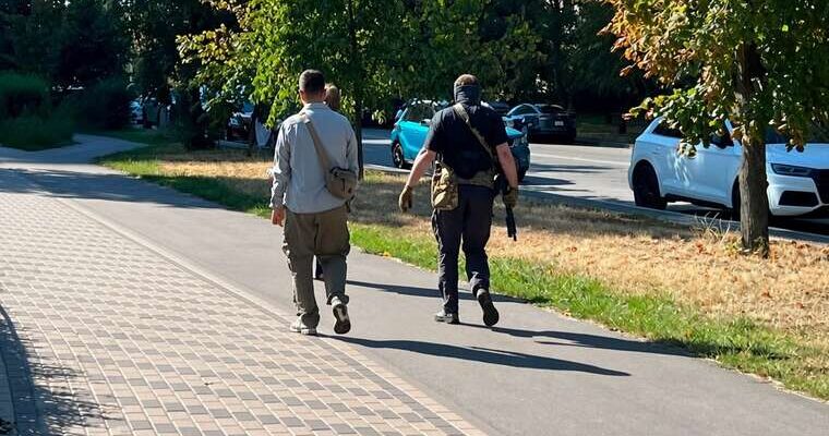 У Дніпровському районі Києва триває спецоперація після стрілянини між СБУ та ГУР