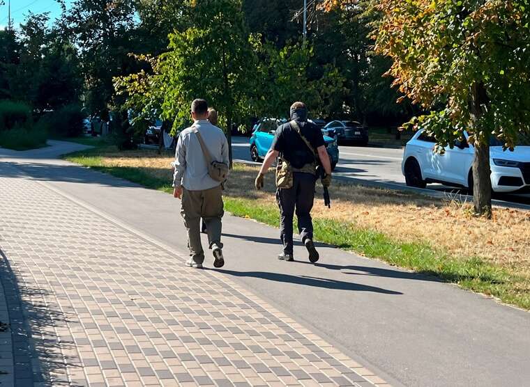 У Дніпровському районі Києва триває спецоперація після стрілянини між СБУ та ГУР