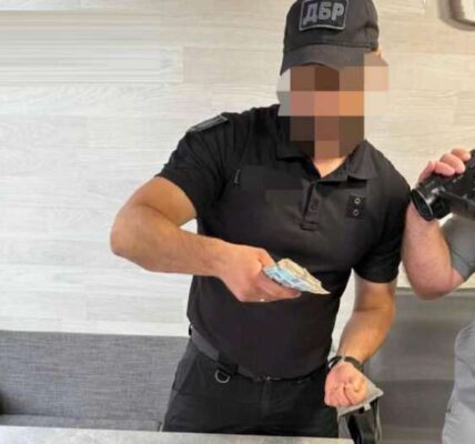 На Житомирщині затримали співробітника СБУ, який «зливав» дані про абонентів за гроші