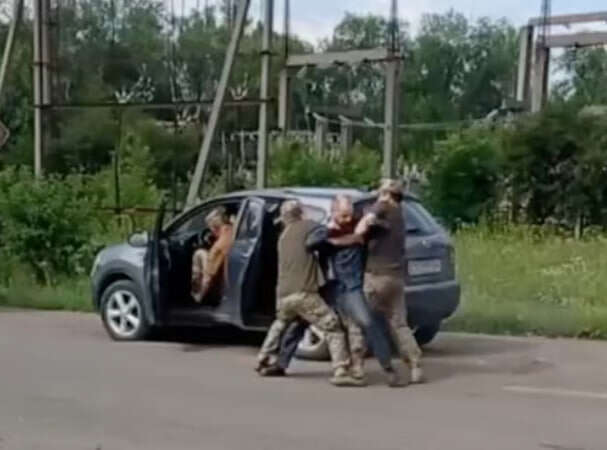 У Вінниці працівники ТЦК силоміць витягли чоловіка з під’їзду та застосували газ до іншого