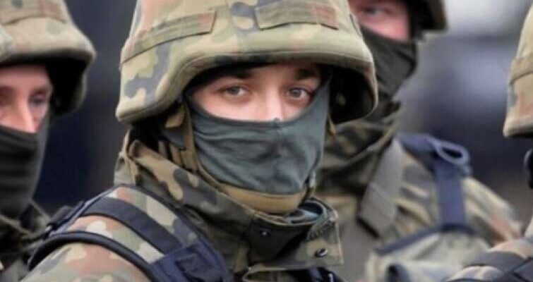Лікарі, айтішники та енергетики: у Польщі розсилають мобілізаційні картки цивільним