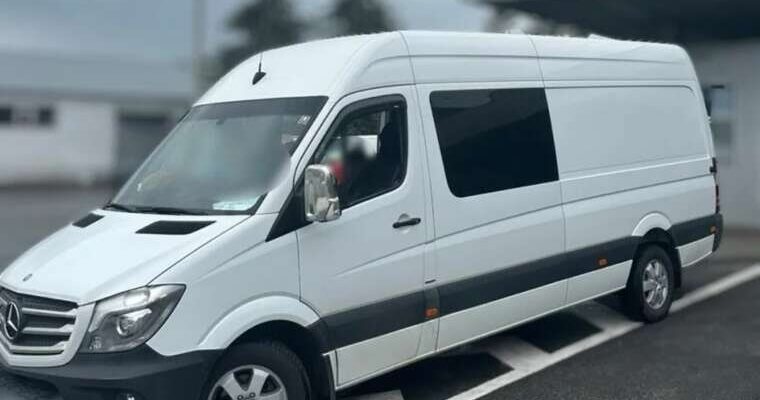 На Буковині водійку оштрафували на 5100 гривень за спробу вивезти до Румунії незадекларовані картини