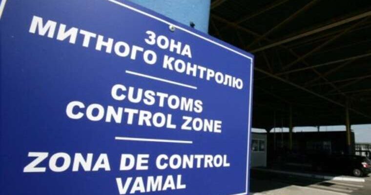 Суд оштрафував та конфіскував понад 300 кг елітного крем-сиру у водія рейсового автобуса на митниці